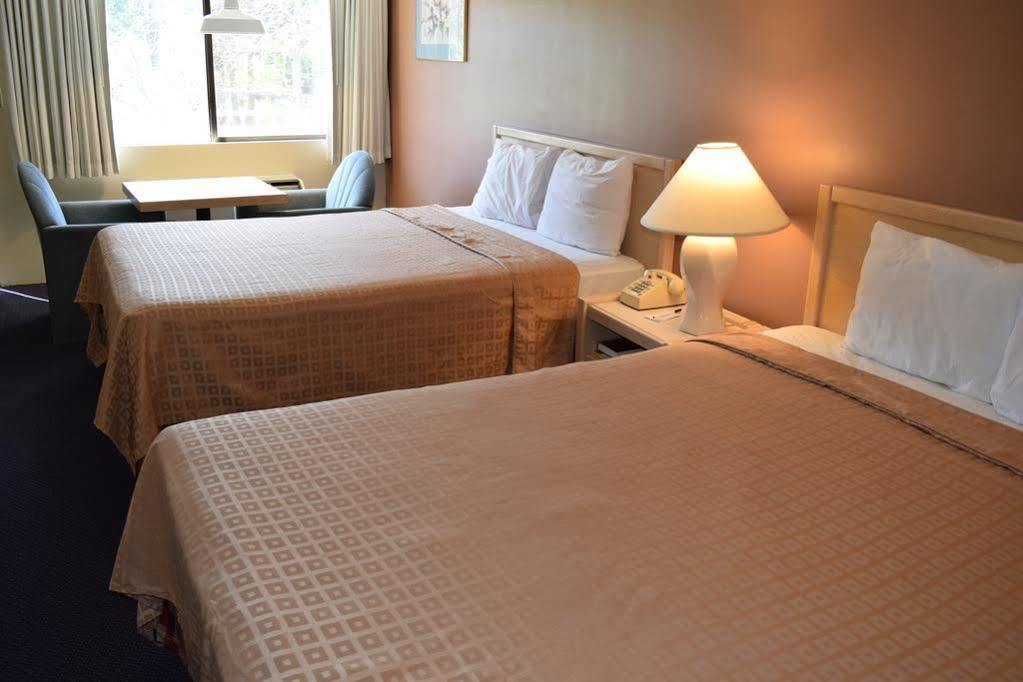 Valley Oaks Inn וודלנד מראה חיצוני תמונה